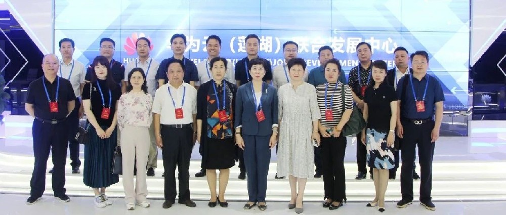 区人大常委会副主任白秋分一行莅临华为云（莲湖）联合发展中心进行视察